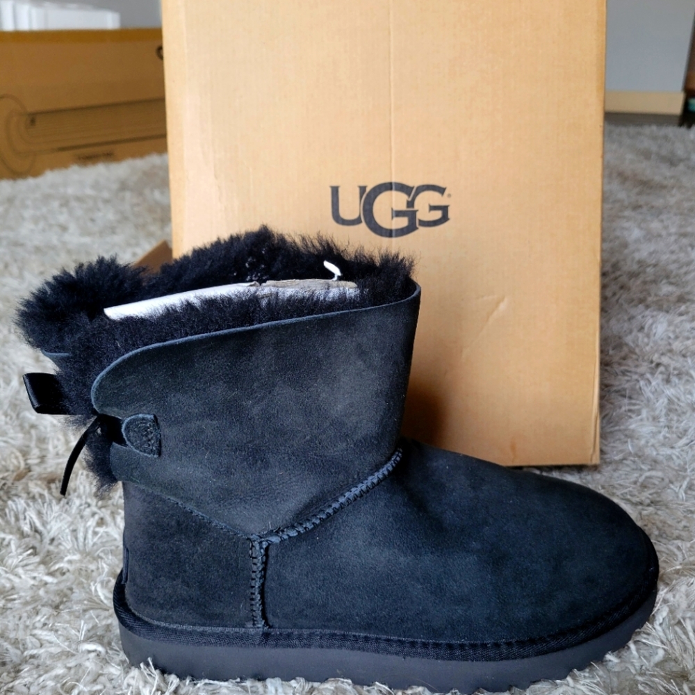UGG WOMENS Mini bailey bow 2 size 8 like new!! Black